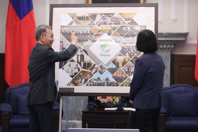 薛部長以照片集錦向總統說明「世衛行動團」此行於日內瓦的各項活動亮點