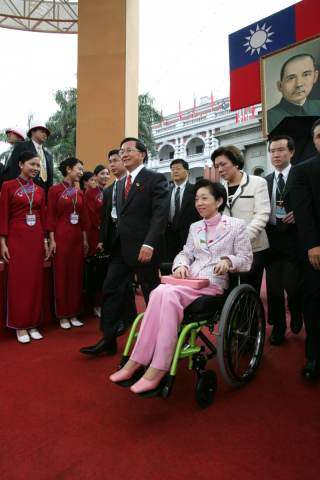 中華民國第十一任總統副總統就職慶祝大會-陳水扁和夫人就職典禮