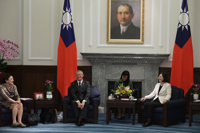 總統接見英國國會議員訪臺團，盼雙方透過洽簽臺英自由貿易協定或雙邊投資協定，促助雙贏發展