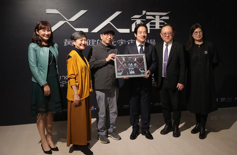 副總統參觀《X人稱-黃心健的元宇宙劇場》展覽並合影