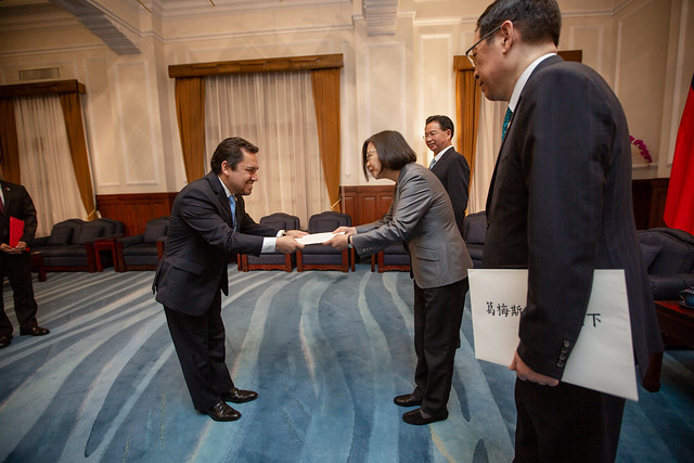 總統接受瓜地馬拉共和國新任駐臺特命全權大使葛梅斯呈遞到任國書