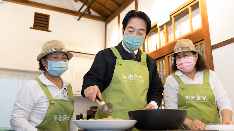 副總統在「不老料理人」黃阿勉、林淑貞等人的協助下，料理烹煮「金玉良丸慶餘年」年菜