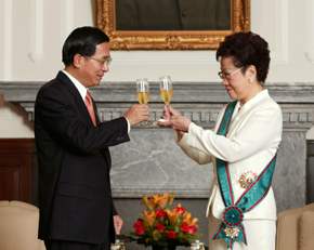總統頒授副總統「一等卿雲勳章」-陳水扁總統頒勳章於副總統