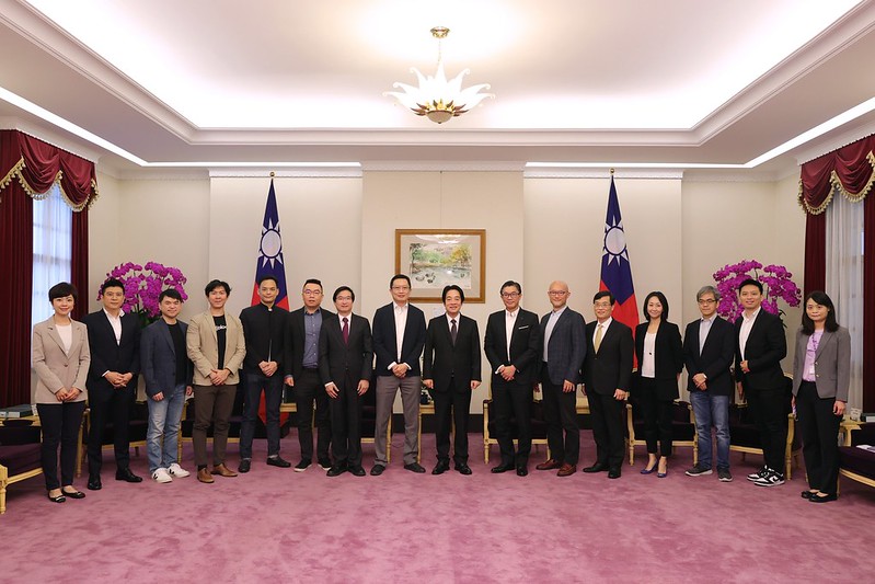 副總統與台灣網路暨電子商務產業發展協會理事會代表合影
