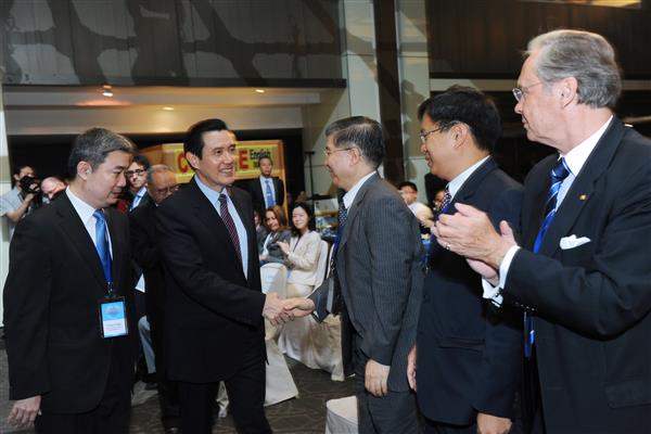 馬英九總統出席「2013世界國際法學會亞太論壇」開幕式，向與貴賓握手致意。（3-1）