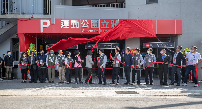 總統與現場貴賓共同進行「龍潭運動公園立體停車場完工啟用」揭牌儀式