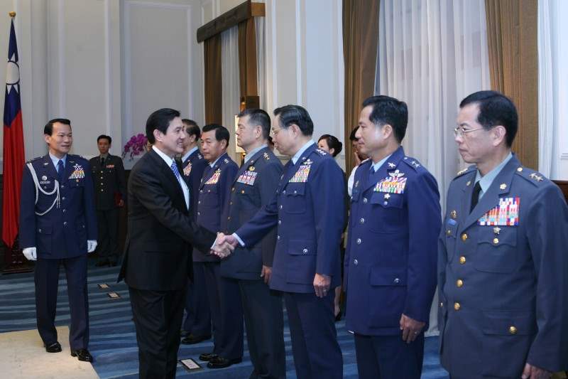 總統主持國防部高階重要幹部授勳晉任典禮-馬英九總統與觀禮人員握手