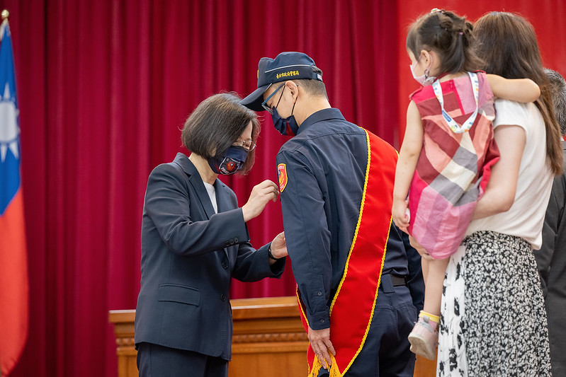 總統親頒紀念章予全國模範警察，表彰他們維護社會治安、為民奉獻的傑出表現