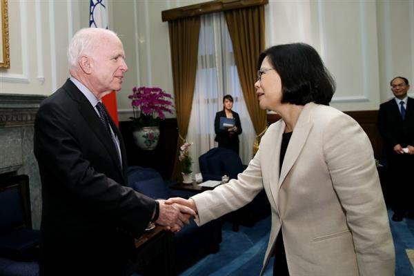 蔡英文總統接見美國聯邦參議院軍事委員會馬侃（John McCain）主席訪問團，期盼訪賓能持續予臺灣堅定支持，未來臺美關係能持續深化、更上一層樓。