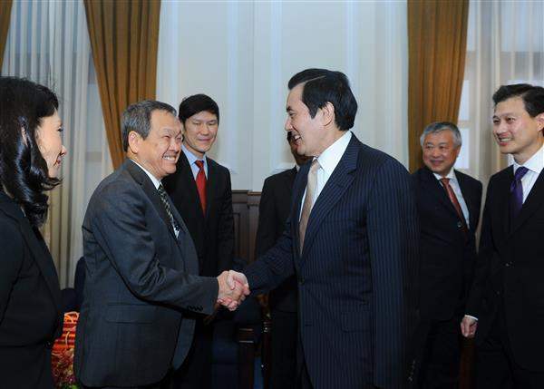 馬英九總統逐一與訪賓握手致意。（3-1）