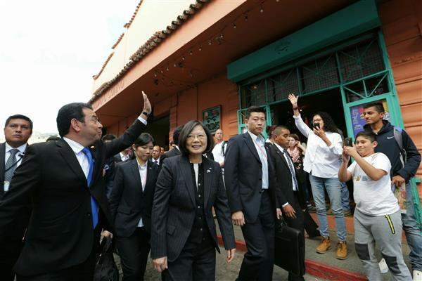 蔡英文總統在瓜國莫拉雷斯總統(Jimmy Morales)伉儷陪同下，參訪安地瓜古城。