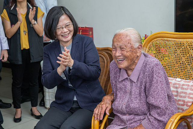 總統探訪臺中百歲人瑞邱張桂英女士