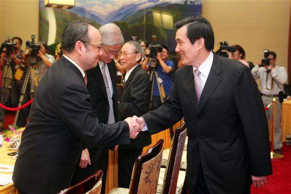 馬英九總統與訪賓握手致意。（4-1）