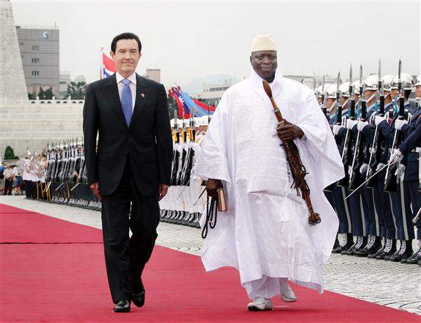 總統主持「甘比亞共和國總統賈梅（H.E. Sheikh Professor Alhaji Dr. Yahya A.J.J. Jammeh）閣下訪華軍禮歡迎儀式」（4-2）