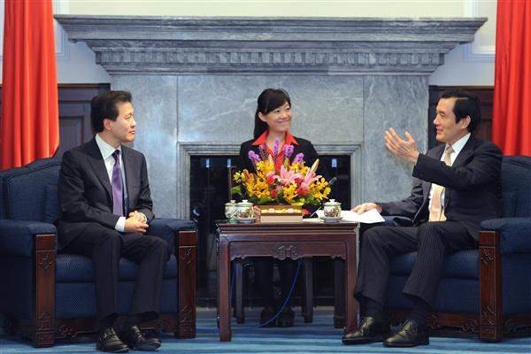 馬英九總統接見美國華裔美人組織「百人會」（Committee of 100）訪問團一行。（3-2）