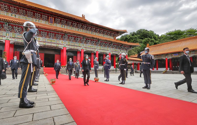 「中華民國111年向先祖暨忠烈殉職人員致祭典禮」於今（29）日上午10時在臺北市圓山國民革命忠烈祠隆重舉行，蔡英文總統親臨主祭，副總統賴清德、立法院長游錫堃、司法院長許宗力、考試院長黃榮村、監察院長陳菊、行政院副院長沈榮津陪祭