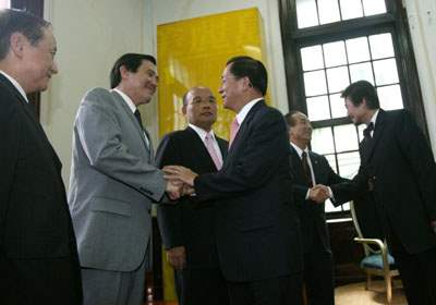 總統出席台灣大學政治系所設置的「施明德先生講座」開幕式-陳水扁總統與來賓握手致意