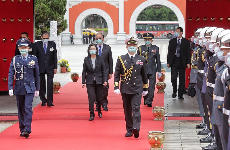 總統在總統府秘書長李大維陪同下，於崇戎樂聲中抵達忠烈祠