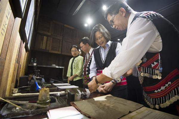 感佩榮民奉獻，勉輔導會投入長照