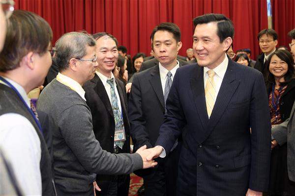馬英九總統出席「行政院研考會感恩茶會」。（4-3）