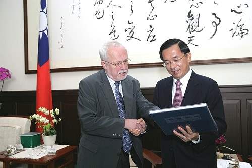 總統接見前東德總理德梅季耶-陳水扁總統與來賓握手致意