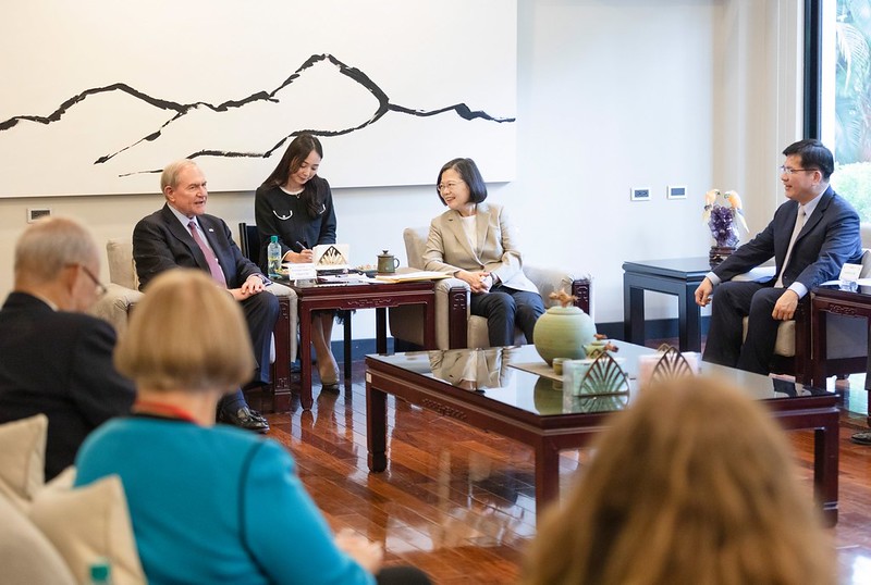 蔡英文總統今（6）日下午在寓所接見「亞太堅韌研究基金會訪團」