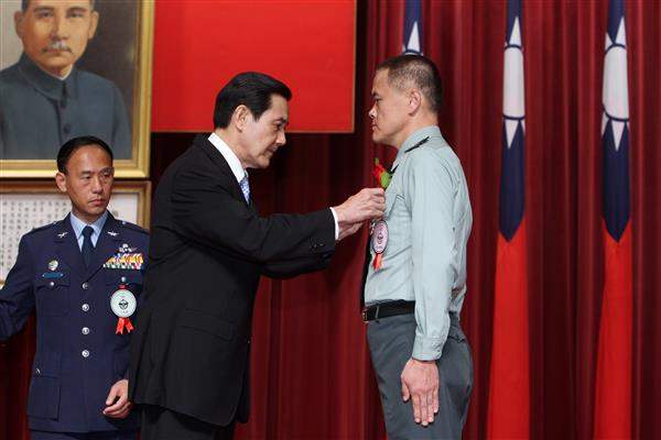 總統於台北市三軍官兵俱樂部出席慶祝99年軍人節暨抗戰勝利65週年活動（8-4）