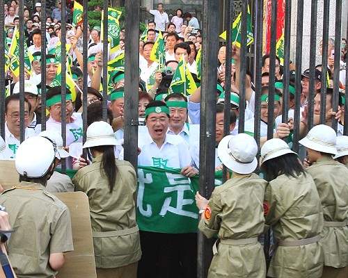 總統參加「向台灣人民致敬－解嚴20週年重返龍山寺」活動-陳水扁總統及呂秀蓮副總統與民眾一同抗議