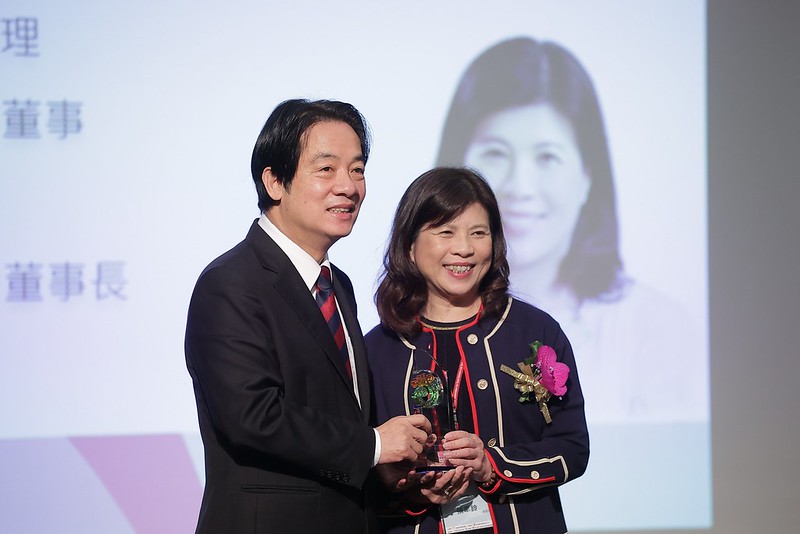 副總統頒發「台灣食品工業特殊貢獻獎」及「傑出食品企業家獎」予得獎人