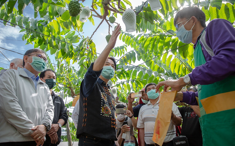 賴清德副總統今（29）日上午前往臺東參訪「卑南鄉番荔枝產銷班」及「太麻里鄉番荔枝產銷班」