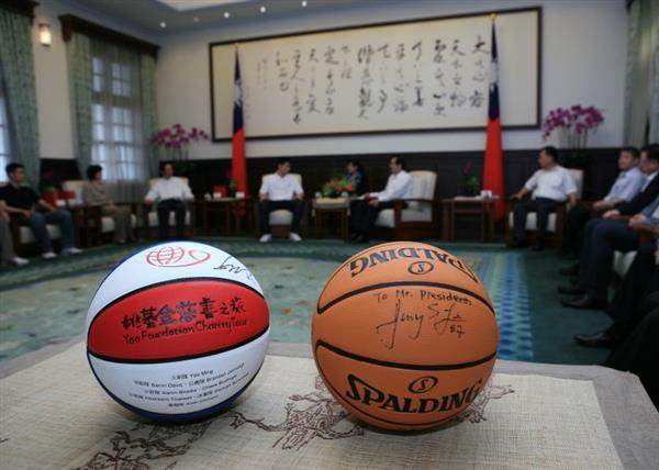 總統於本府台灣綠廳接見美國職籃NBA球員林書豪及其家人 (6-3)