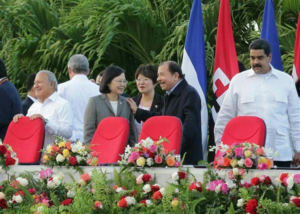 蔡英文總統出席尼國總統奧德嘉(José Daniel Ortega Saavedra)就職典禮，與奧德嘉寒暄