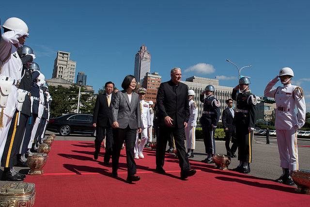 總統親自迎接聖露西亞查士納總理伉儷的到訪