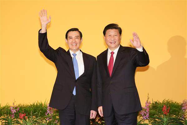 馬英九總統和習先生分別以台灣和大陸領導人身分穿越66年時空伸手相握，握著兩岸過去和未來，也握著中華民族振興的希望，深具歷史意義。