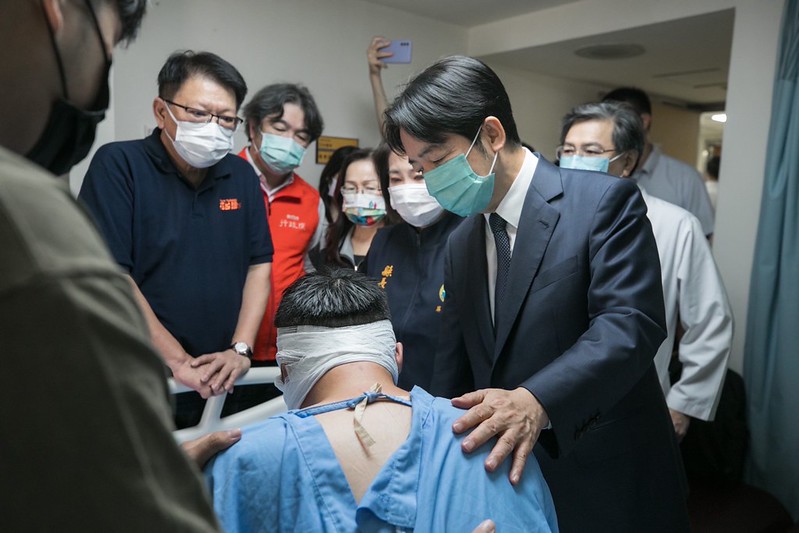 副總統赴屏東探視火警事故傷患並慰問罹難者家屬