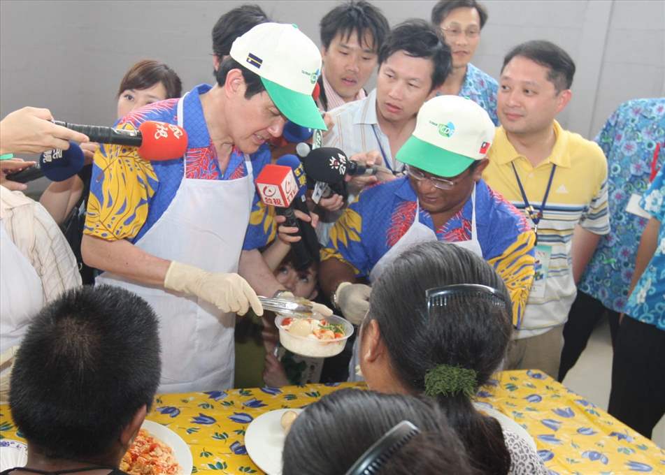 總統諾魯及索羅門群島行程-馬英九總統為當地學童夾菜