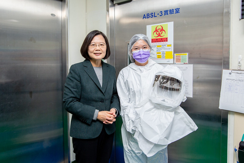 總統：國衛院已建置符合PIC/S  GMP規範的生物製劑廠　全力投入疫苗及藥物研發　請國人放心