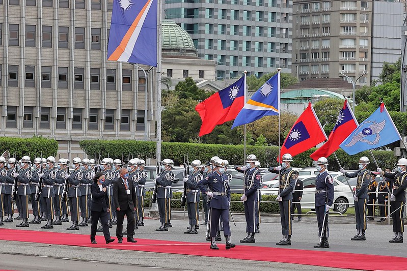 蔡英文總統今（22）日上午以隆重軍禮歡迎馬紹爾群島共和國總統柯布亞(David Kabua)伉儷