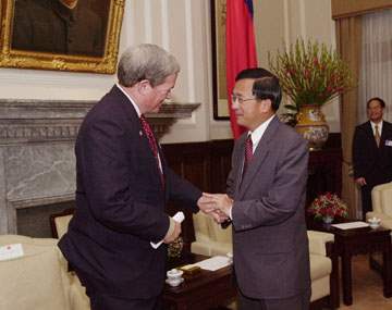 總統接見美國聯邦參議員邦德-陳水扁總統與來賓握手致意