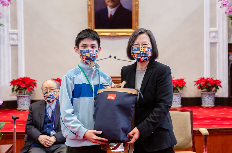 蔡英文總統今（28）日上午接見「中華民國第61屆中小學科學展覽會」第一名作者師生暨「2021年臺灣國際科學展覽會」正選代表