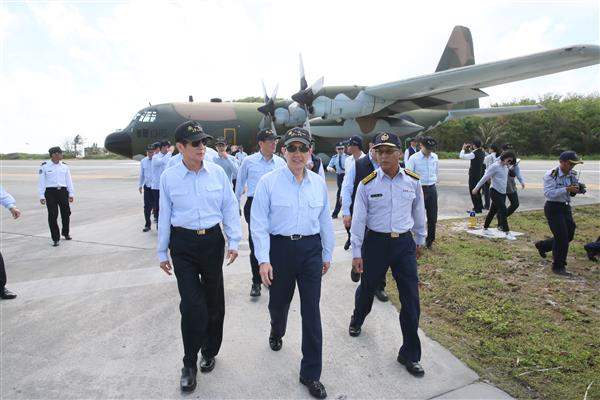 馬英九總統28日率相關部會官員及學者搭機前往我國南沙太平島慰問駐島人員。