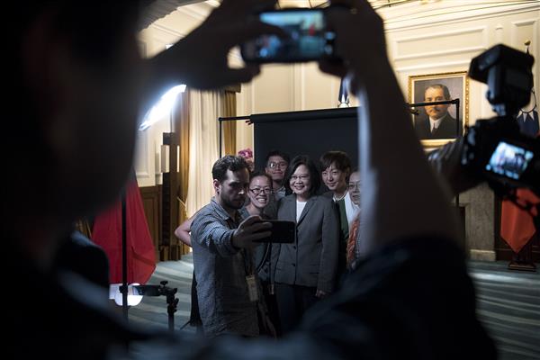 蔡英文總統接受路透社專訪，與訪團自拍合影
