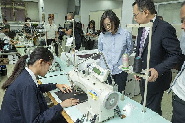 參訪儒鴻紡織公司　總統：三年有成　現在是投資臺灣最好的時候