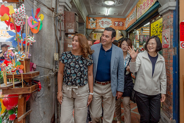 推廣觀光　總統陪同瓜地馬拉莫拉雷斯總統伉儷參訪大溪老茶廠及老街
