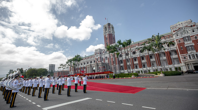 蔡英文總統今（21）日上午以隆重軍禮歡迎史瓦帝尼王國國王恩史瓦帝三世（King Mswati Ⅲ）暨王妃瑪希娃瑪（Inkhosikati LaMashwama)再度率團訪臺