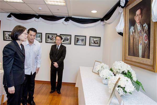 總統向已故泰國國王拉瑪九世蒲美蓬致哀
