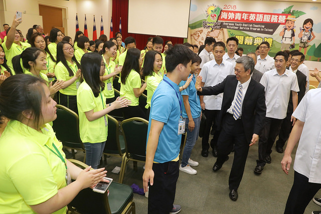 副總統籲國人給予來臺志願服務的海外青年最大協助與溫暖