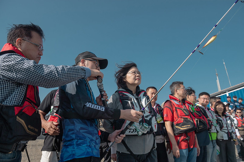 臺中港北堤重新開放海釣　總統：陸續規劃更多適合釣魚的區域　持續改善設施設備　讓釣魚朋友感到方便