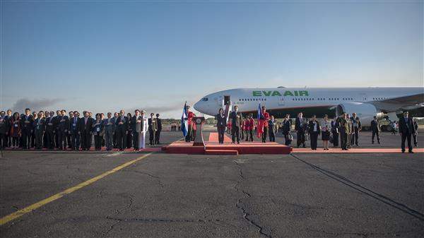 蔡英文總統抵達薩爾瓦多，由薩國外長馬丁內斯（Hugo Martínez）陪同，接受禮兵致敬