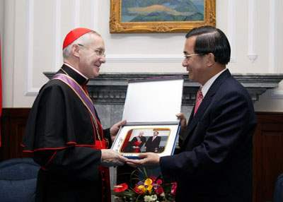 總統頒授教廷陶然樞機主教「大綬景星勳章」-陳水扁總統贈予來賓禮物